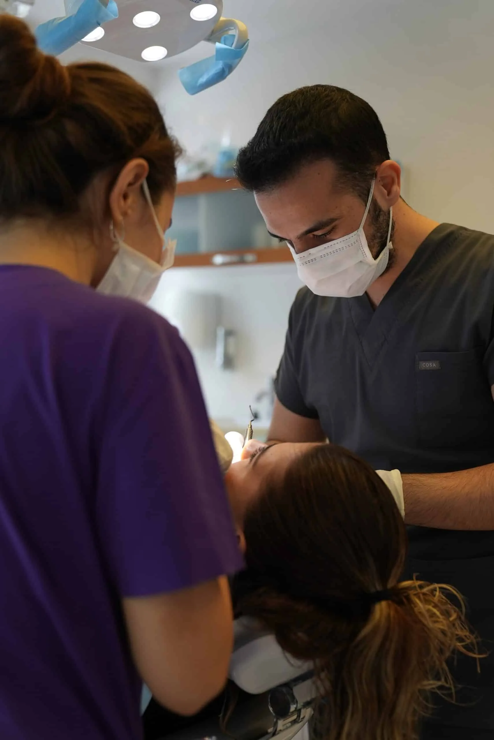 Klinik muayene sırasında çalışan diş hekimi